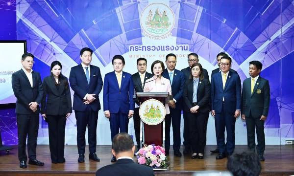 ผู้บริหาร สสปท. ประชุมเพื่อรับมอบนโยบายของรัฐมนตรีว่าการกระทรวงแรงงาน