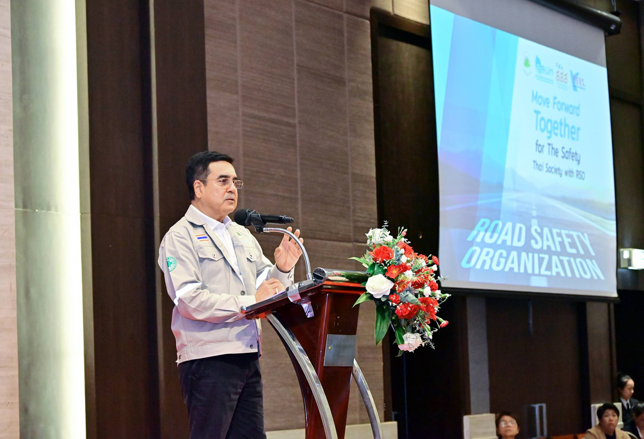 ผู้อำนวยการ สสปท. กล่าวนโยบายของ สสปท. ในการสนับสนุนการขับเคลื่อนมาตรการองค์กรความปลอดภัยทางถนนฯ และมอบโล่ สปก.