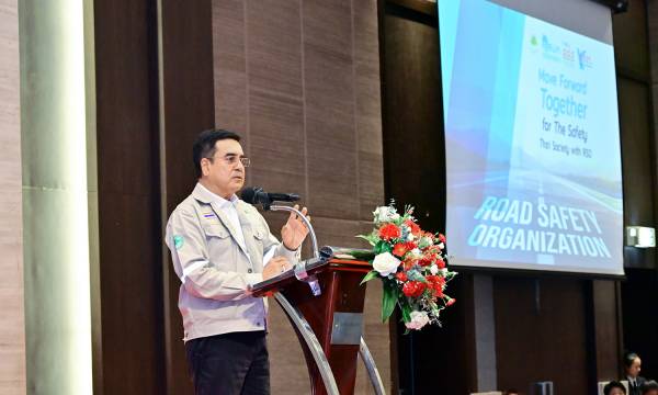 ผู้อำนวยการ สสปท. กล่าวนโยบายของ สสปท. ในการสนับสนุนการขับเคลื่อนมาตรการองค์กรความปลอดภัยทางถนนฯ และมอบโล่ สปก.