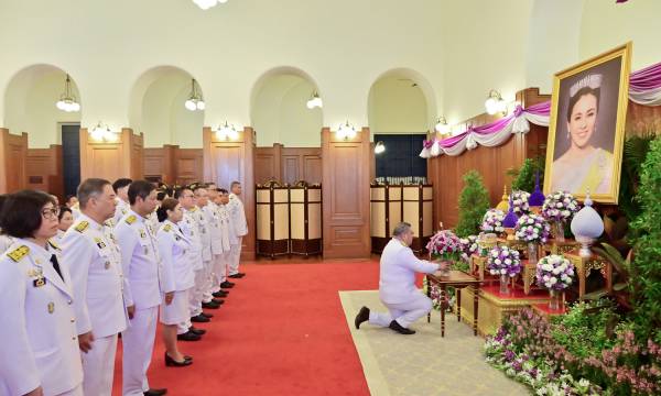 ร่วมลงนามถวายพระพรฯ เนื่องในโอกาสพระราชพิธีมหามงคล เฉลิมพระชนมพรรษา 4 รอบ สมเด็จพระนางเจ้า ฯ พระบรมราชินี