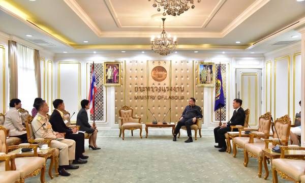 นางบุปผา พันธุ์เพ็ง ผู้อำนวยการ สสปท. เข้าพบนายสุชาติ ชมกลิ่น รัฐมนตรีว่าการกระทรวงแรงงาน