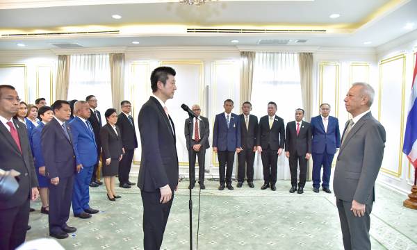 นายพิพัฒน์ รัชกิจประการ รัฐมนตรีว่าการกระทรวงแรงงาน มอบนโยบายให้แก่ผู้บริหารกระทรวงแรงงาน